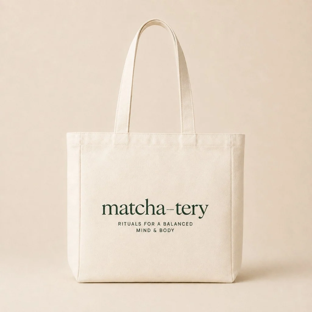 Tote Bag Matcha-tery, cara principal: matcha-tery y Rituals for a balanced mind & body. Cuerpo 32 cm de ancho × 32 cm de alto × 10 cm de fondo; el alto no incluye las asas.