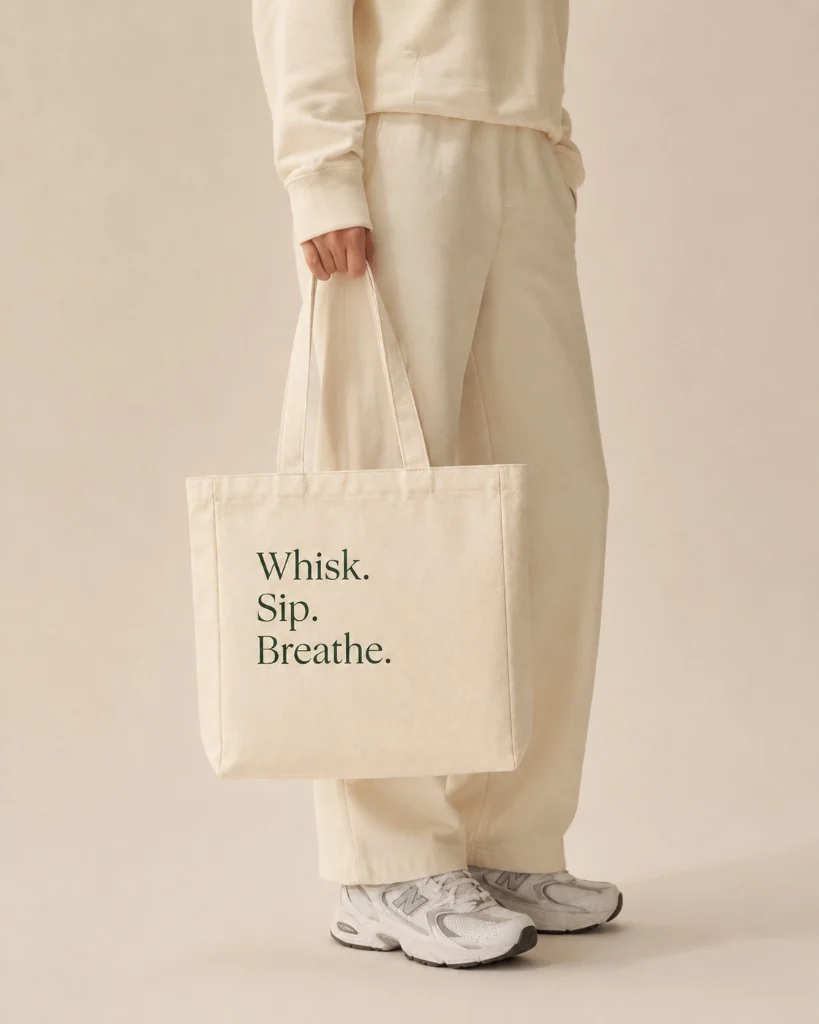 Tote Bag Matcha-tery en estudio, lona crema. Cuerpo 32 cm de ancho × 32 cm de alto × 10 cm de fondo; el alto no incluye las asas.